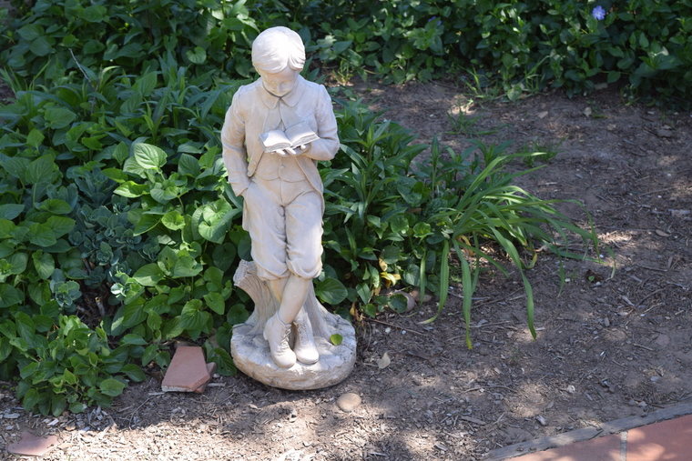 statue reading